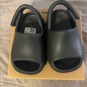 Adidas YZY Slide Infants in Dark Gray